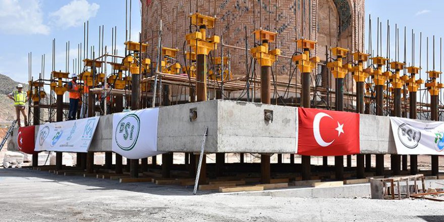 Zeynel Bey Türbesi yeni yerinde 7 şiddetindeki depreme dayanıklı