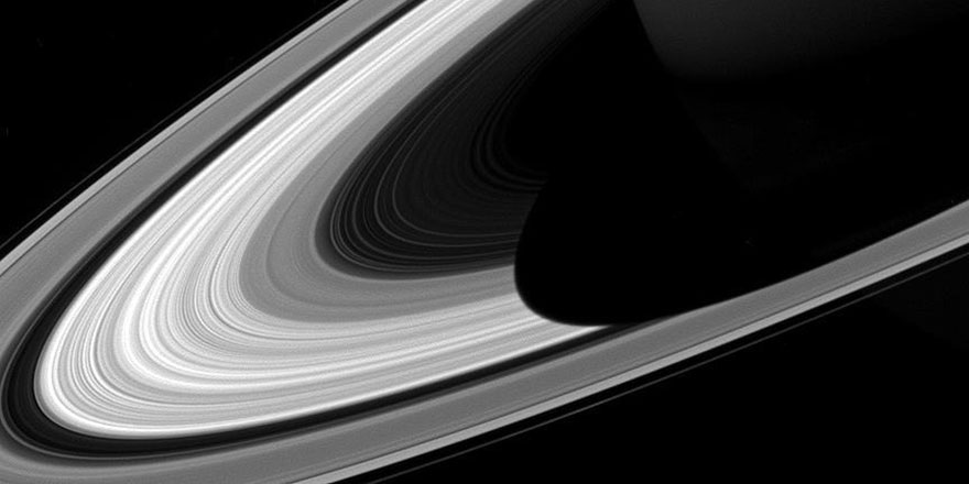 Satürn'ün halkaları bahar ile birlikte değişiyor