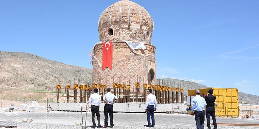 Tarihi Zeynel Bey Türbesi ziyaretçilerini yeni yerinde ağırlıyor