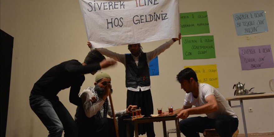 İl olma isteklerini tiyatro ile duyuruyorlar