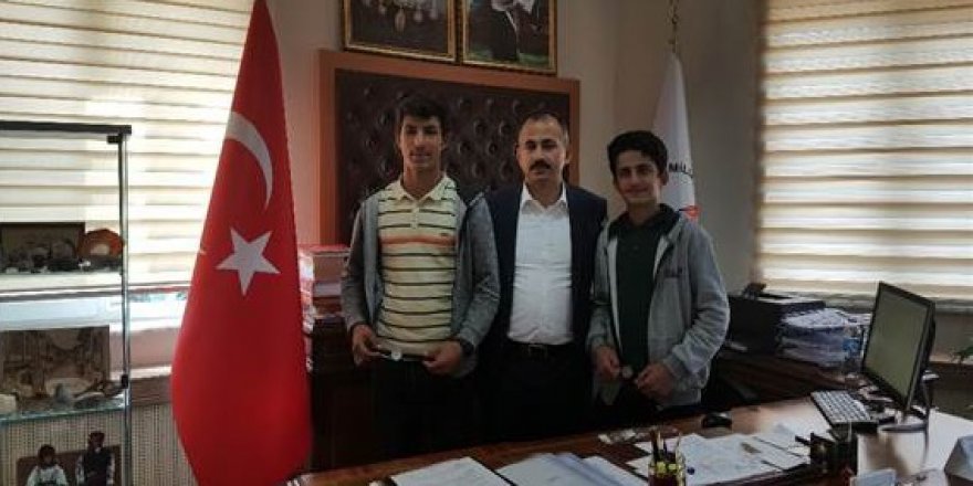 Öğrenciler Yolda Buldukları Parayı Sahibine Ulaştırdı