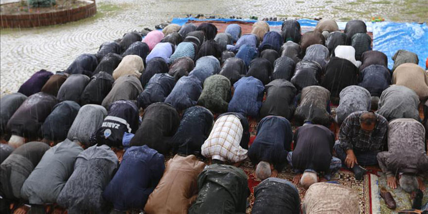 Allah, yağmur duası yapılırken yağmuru yağdırdı