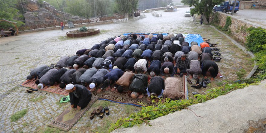 Duasını yaparken yağmura yakalandılar