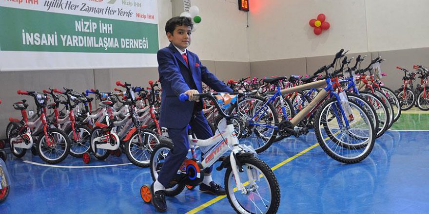 Yetim çocukların bisiklet sevinci