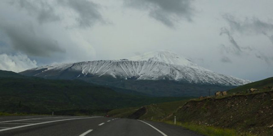 Doğu Anadolu'da bahar karı yağdırıldı