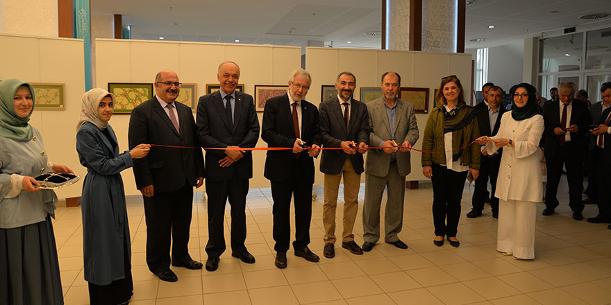 İlahiyat öğrencilerinin ebru eserleri göz kamaştırdı