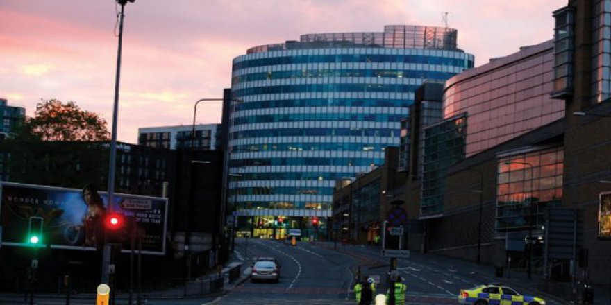 İngiliz taksiciler patlama sonrası yolcuları bedava taşıdı