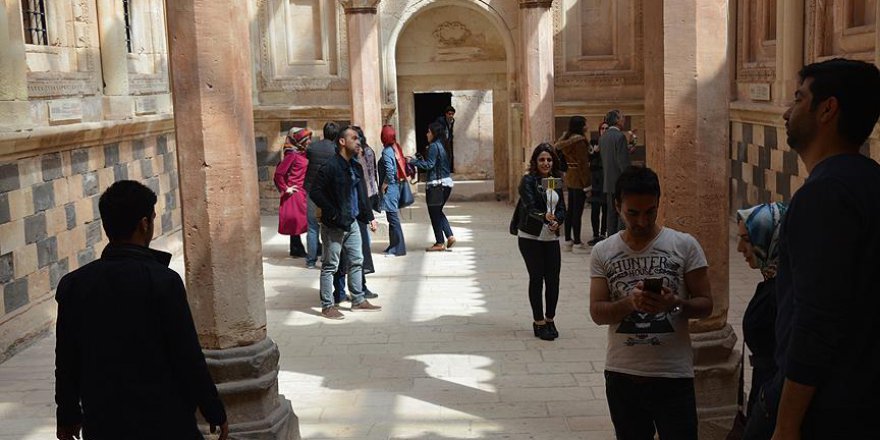 İshak Paşa Sarayı'na turist ilgisi
