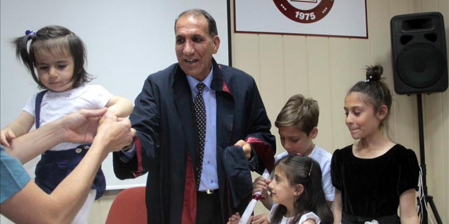 Mezuniyet sevincini torunlarıyla paylaştı