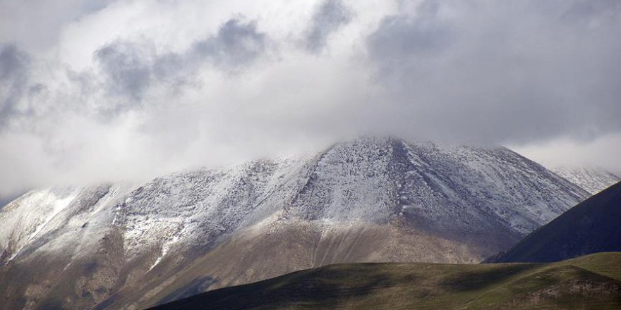 Ağrı ve Ardahan'ın yüksek kesimlerine mayıs sonu kar yağdı