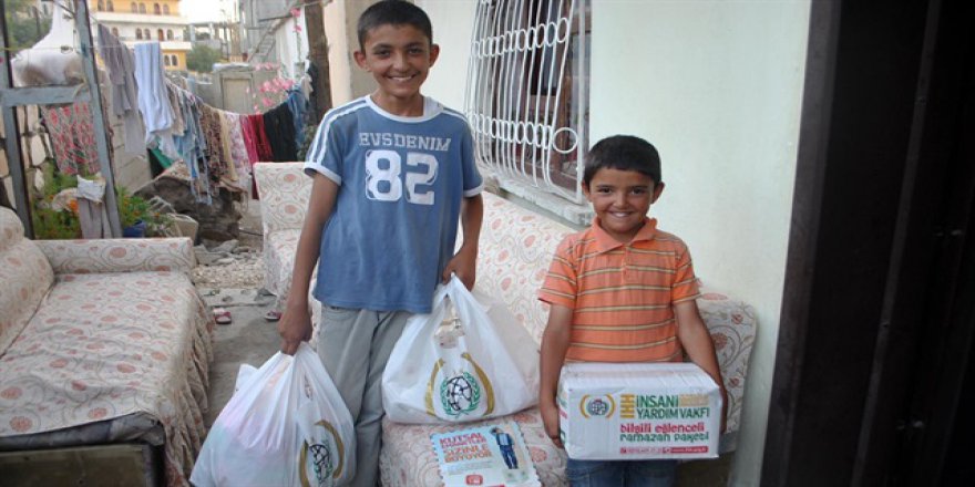 İHH'dan çocuklara Ramazan paketi