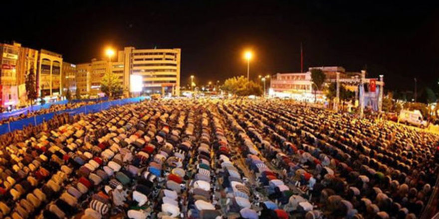 Şükür kavuşturana: İlk teravih ve ilk sahur bugün