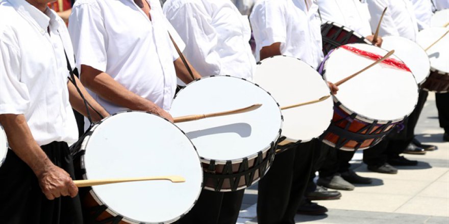 Kimlik kartı olmayan davulcu para toplayamayacak