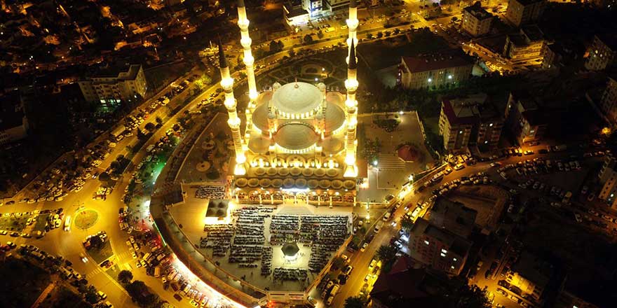 Camilerde teravih coşkusu