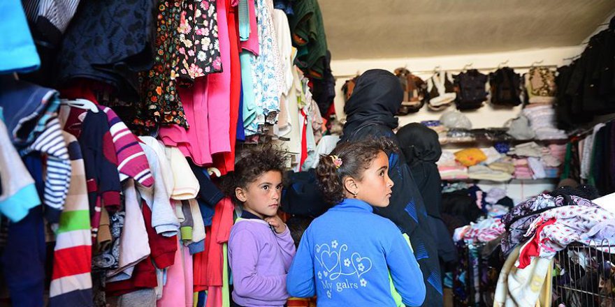 Savaş mağdurlarını hayırseverler giydiriyor