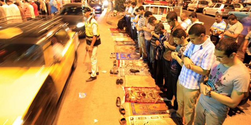 Darbeciler Mısır'da teravih namazının sesini kesti