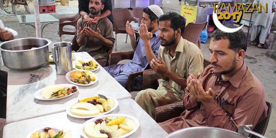 Pakistan'da ilk iftar heyecanı
