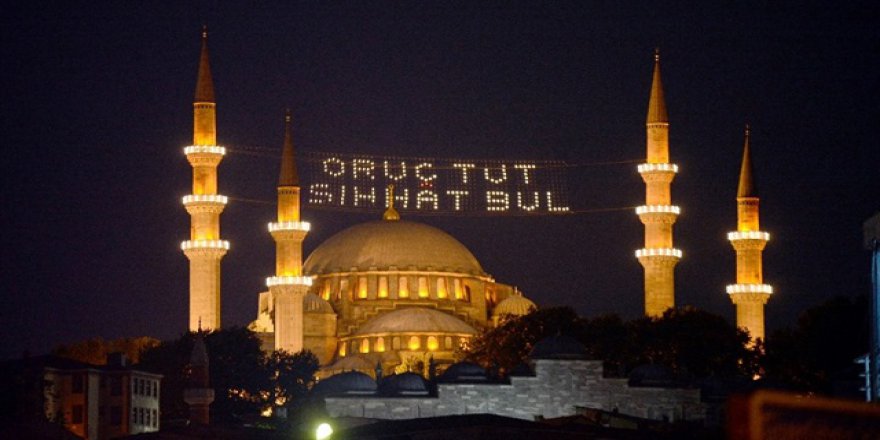 İstanbul’un minareleri mahyalarla süslendi