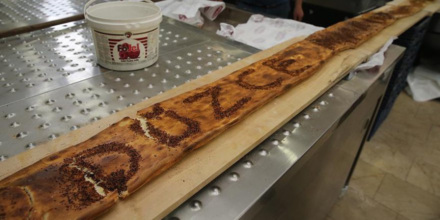 Yaklaşık 6 metrelik ramazan pidesi görenleri şaşırttı