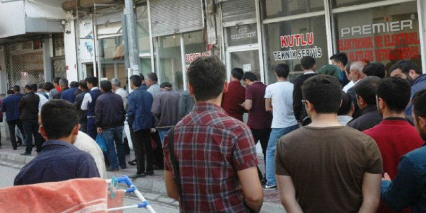 İftara saatler kala çiğ köfte kuyruğu oluşturuyorlar