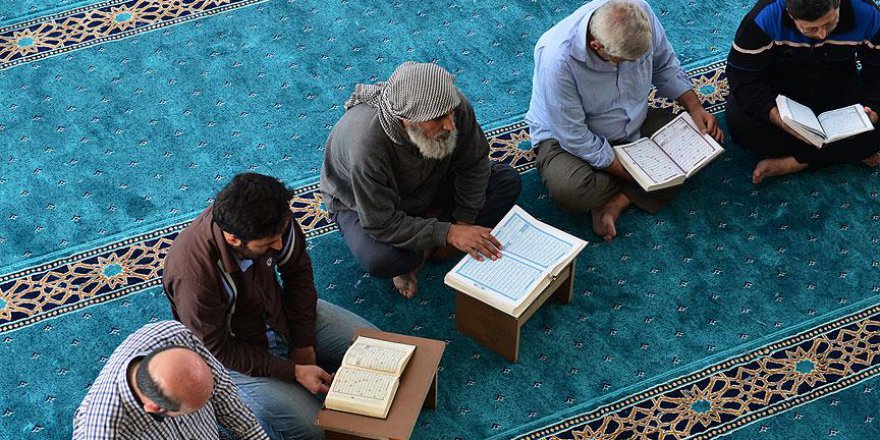 Türkiye'nin Azez'de onardığı camide mukabele geleneği