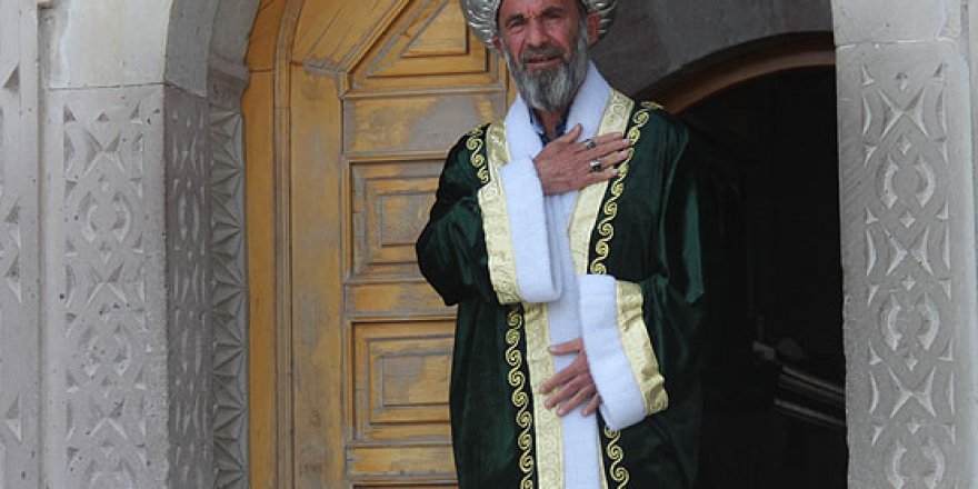 Osmanlı kıyafetiyle türbeleri ziyaret ediyor