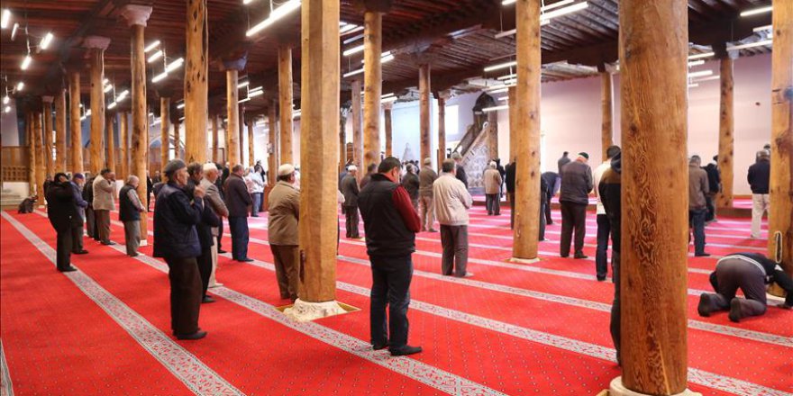 Ahşap direkli 8 asırlık cami