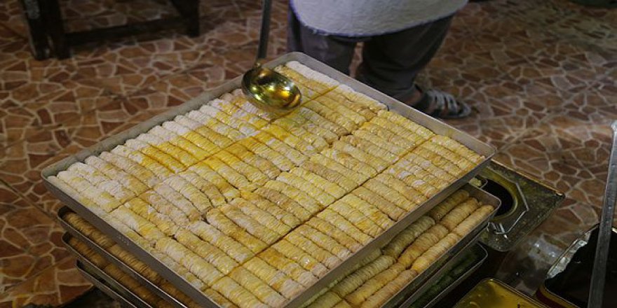 Suriyeli aile Halep tatlısını tanıtıyor
