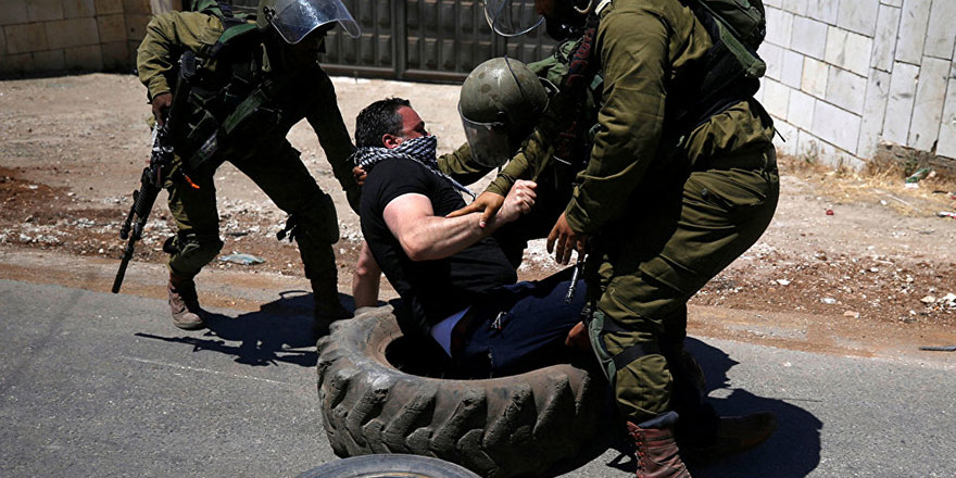 İsrail askerleri 21 Filistinliyi gözaltına aldı