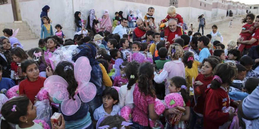 Kınık, İdlib'te yetimhane ziyaret etti