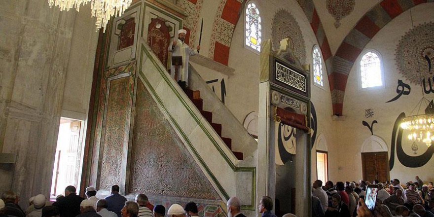 Selatin camilerde ramazanın ilk cuması yoğunluğu yaşandı