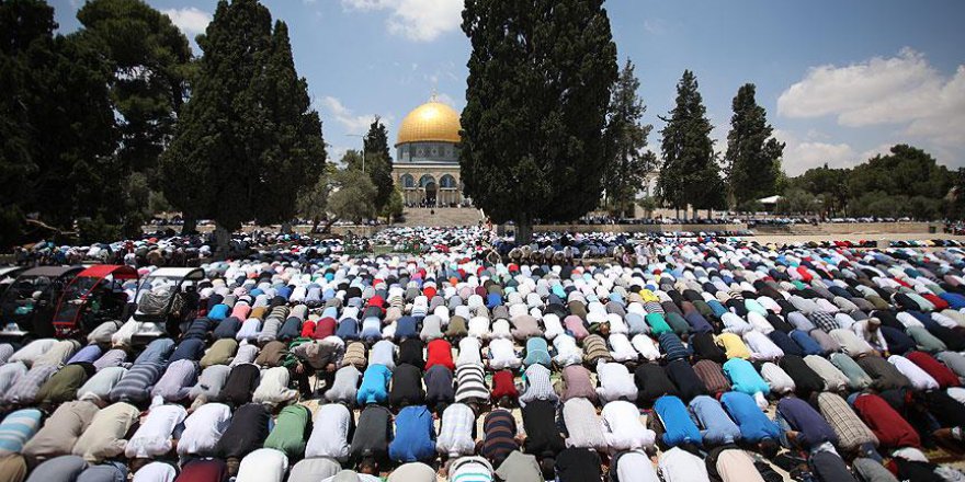 Mescid-i Aksa'da 250 bin kişi cuma namazı kıldı