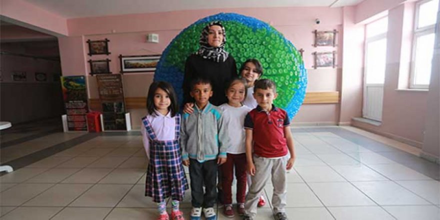 5 bin pet şişeden 'Dünya' yaptılar