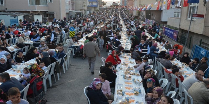 Sultanbeyli’de binlerce kişi iftar sofrasında buluştu