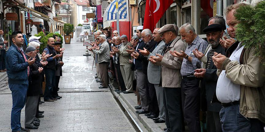700 yıldır her cuma aynı duayı ediyorlar