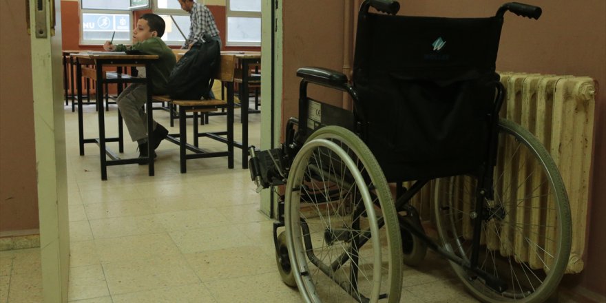 Engelli oğlunu okutmak için aynı okulda hademelik yapıyor