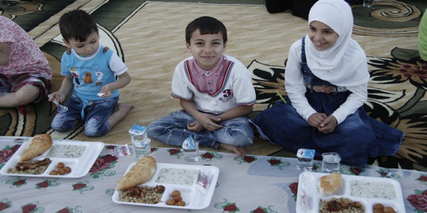 Suriyeli yetimler iftar'da güldü