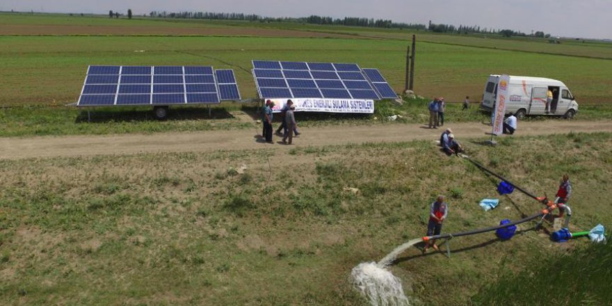 Çiftçiler için taşınabilir güneş enerjili sulama sistemi üretti