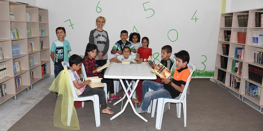 Gün parasıyla köy okulu kütüphaneye kavuştu