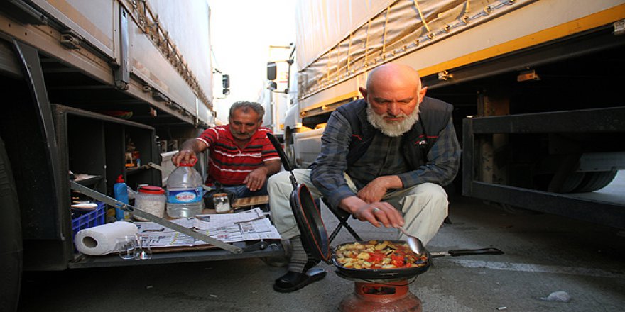 Ailelerinden kilometrelerce uzakta iftar açıyorlar