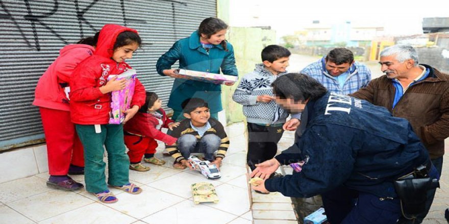 Van'da her gün onlarca çocuğa oyuncak dağıtılıyor