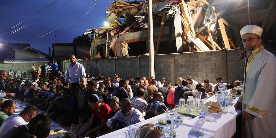 Sırbistan'da yıkık mescit inşaatı önünde iftar