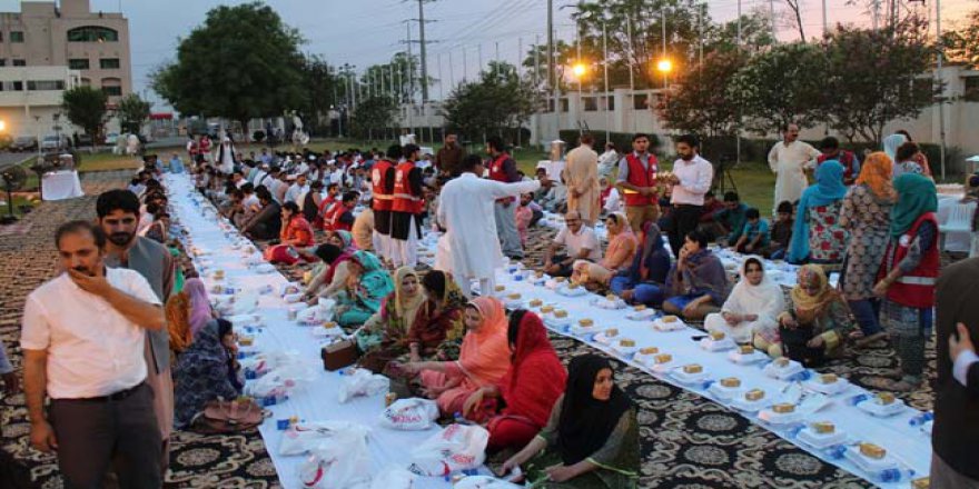 Türk Kızılayı, Pakistan'ın başkenti İslamabad'da 500 kişiye iftar verdi