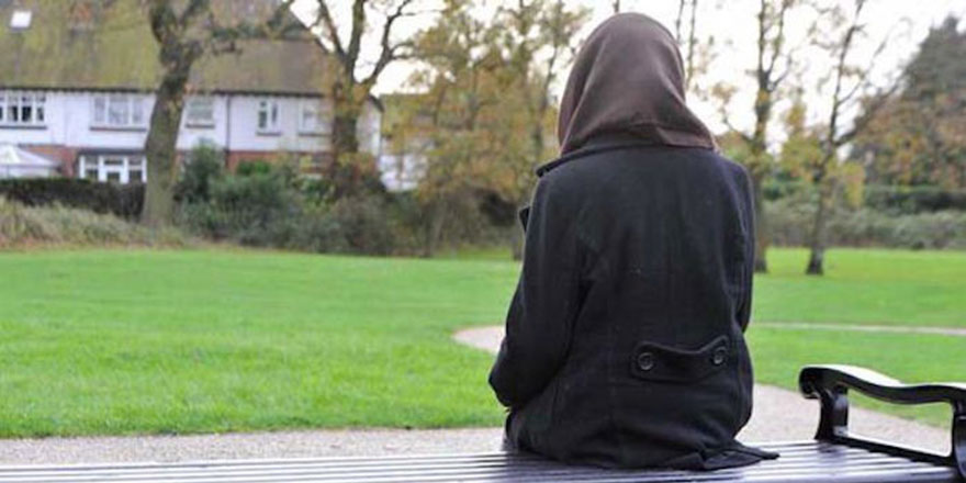 Öğrenciye 'Başörtünü çıkar' diyen profesöre protesto