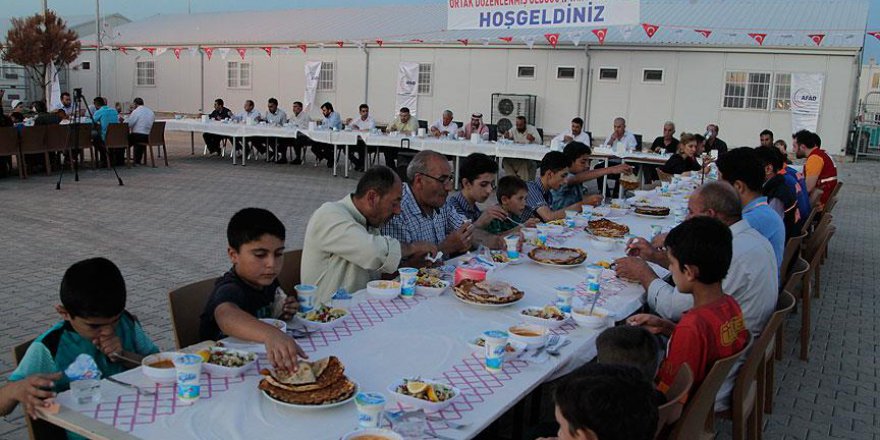 Protokole Suriyelileri oturtup 25 bin kişiye iftar verdiler
