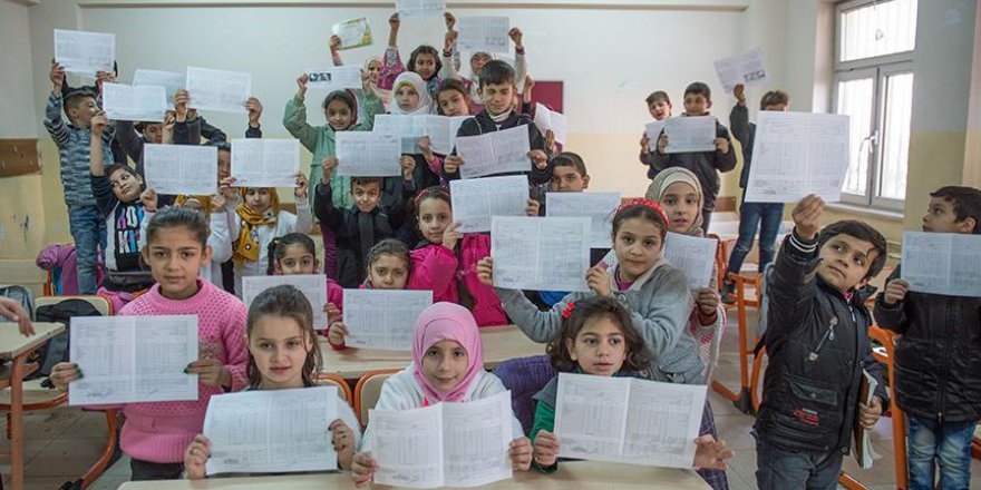 Suriyeli çocukların karne sevinci