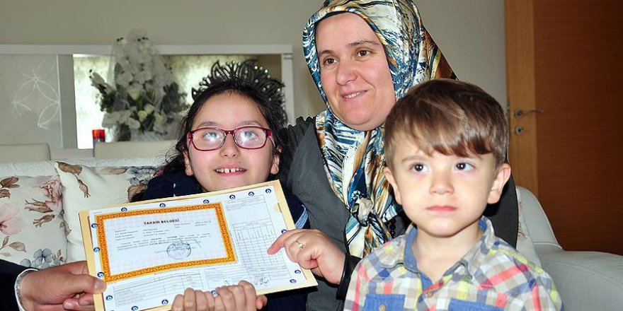 Evde eğitim alan Gülizar'ın karne sevinci