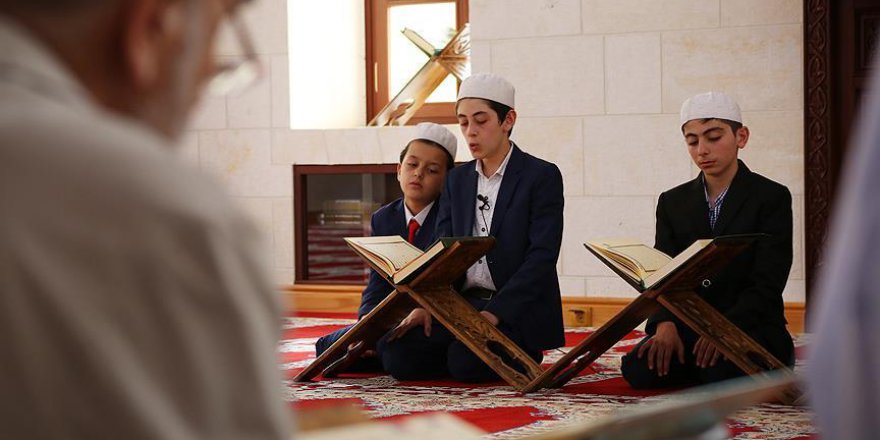 Asırlık camide mukabele geleneği