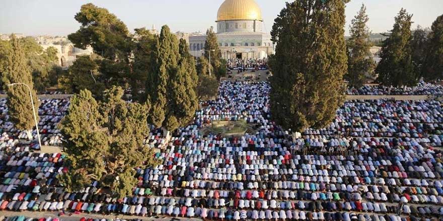 İsrail'e rağmen Mescid-i Aksa'da 300 bin kişilik cuma namazı