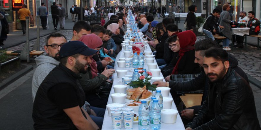 Bombalanan caddede iftar